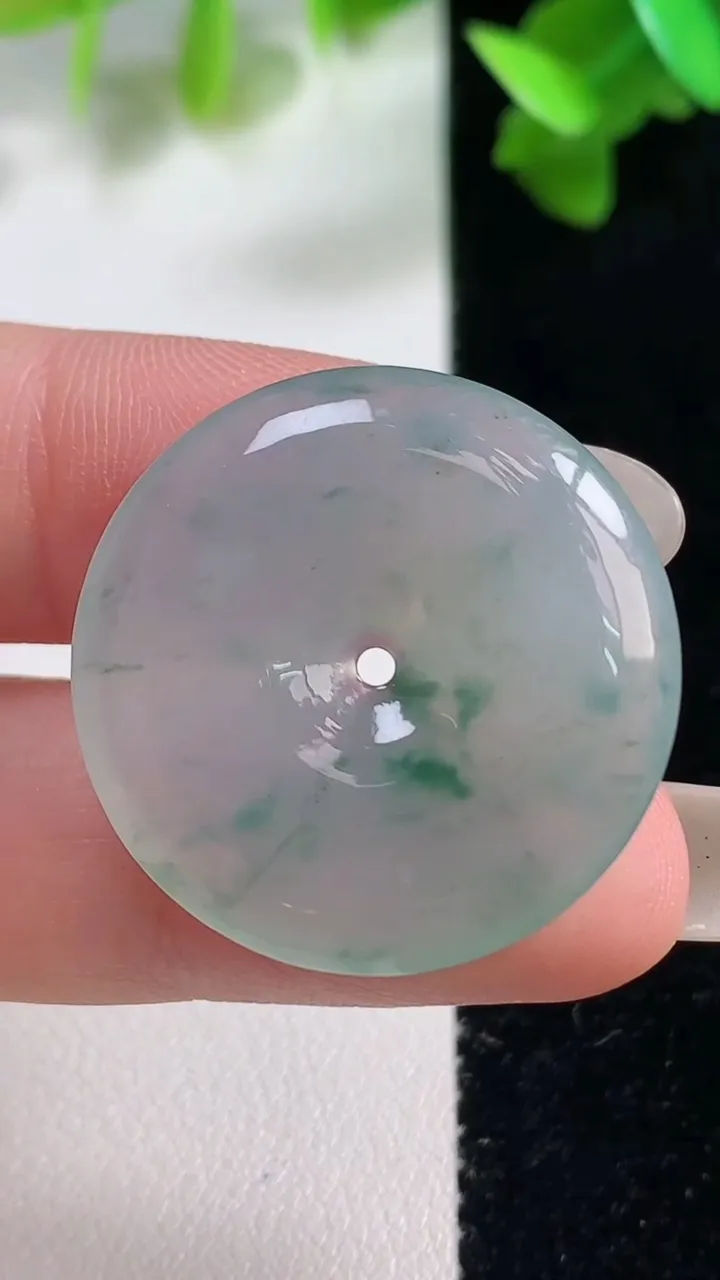 天然A货翡翠冰种飘花平安扣吊坠，尺寸27.5-4.4，重量:7.28g
10月28日