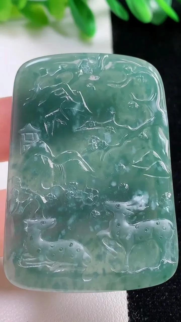 天然A货翡翠蓝水梅花鹿吊坠，尺寸54.8-39.3-3.8，重:19.25g
10月28日