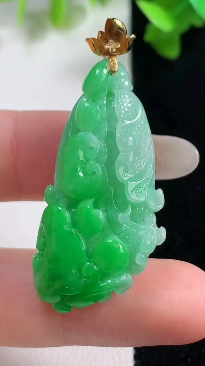 天然A货翡翠白菜吊坠，尺寸38.2-19.2-10，重量:11.24g
10月28日