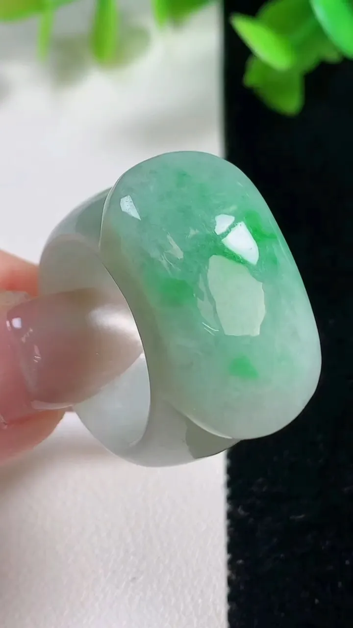 天然A货翡翠马鞍戒指 扳指，尺寸19.3-26.8-15.3-7.5，重量:18.89g2025年1