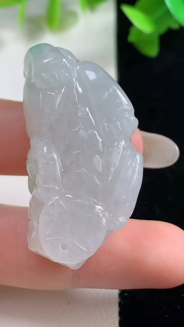 天然A货翡翠貔貅吊坠，尺寸42.6-20.2-13，重量:25.81g
10月28日