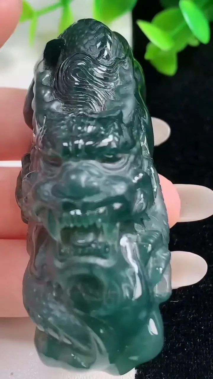 天然A货翡翠龙牌摆件，尺寸68.8-27.2-28，重量:84.69g
10月28日