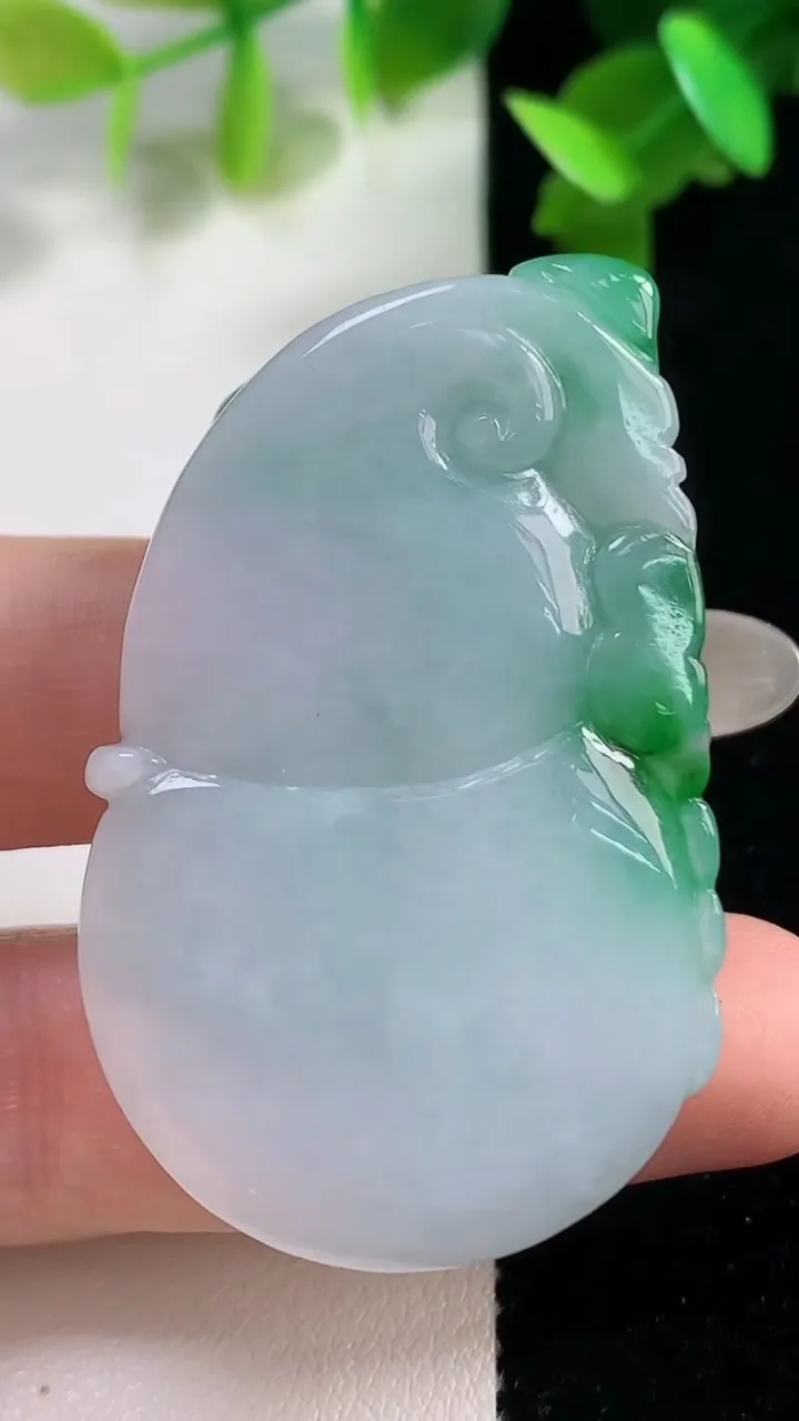 天然A货翡翠葫芦吊坠，尺寸47.3-30.4-11.8，重量:31.03g
10月28日