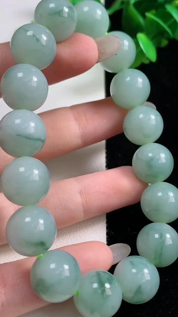 天然A货翡翠圆珠手串，尺寸12.8-16颗，重量:62.51g10月28日
工厂直销收藏佳品,种好水足，色泽均匀，有种有色，上手高大气！
