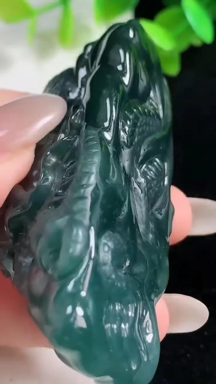 天然A货翡翠龙牌摆件，尺寸68.8-27.2-28，重量:84.69g
10月28日