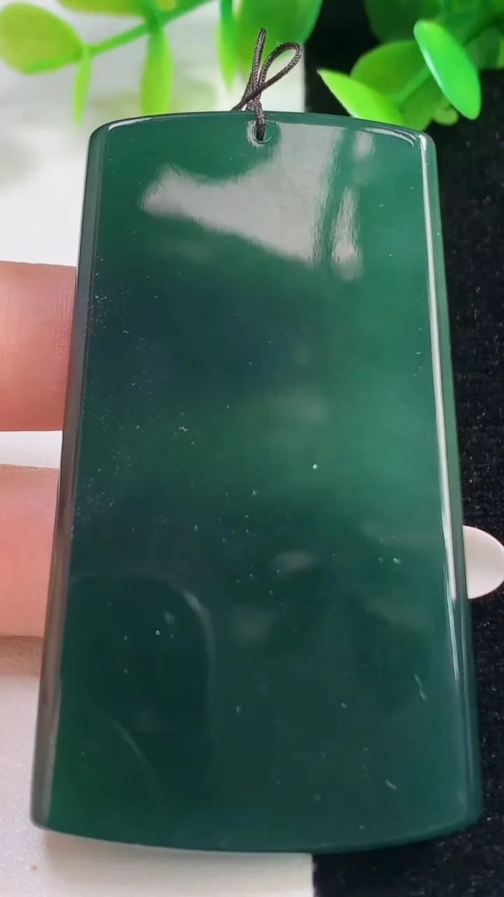 天然A货翡翠无事牌吊坠，尺寸65.8-38-6.5，重量:46.72g
10月28日