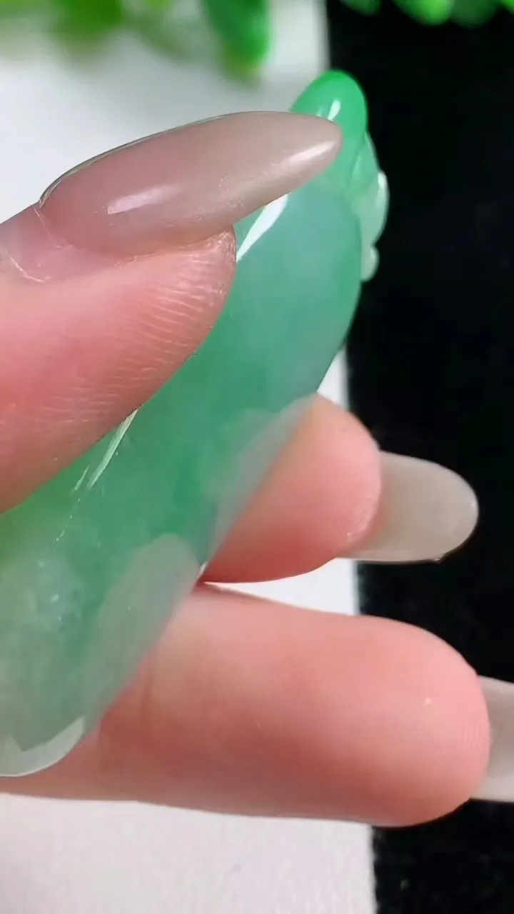 天然A货翡翠福瓜吊坠，尺寸50-20.8-12.8，重:23.20g
10月28日