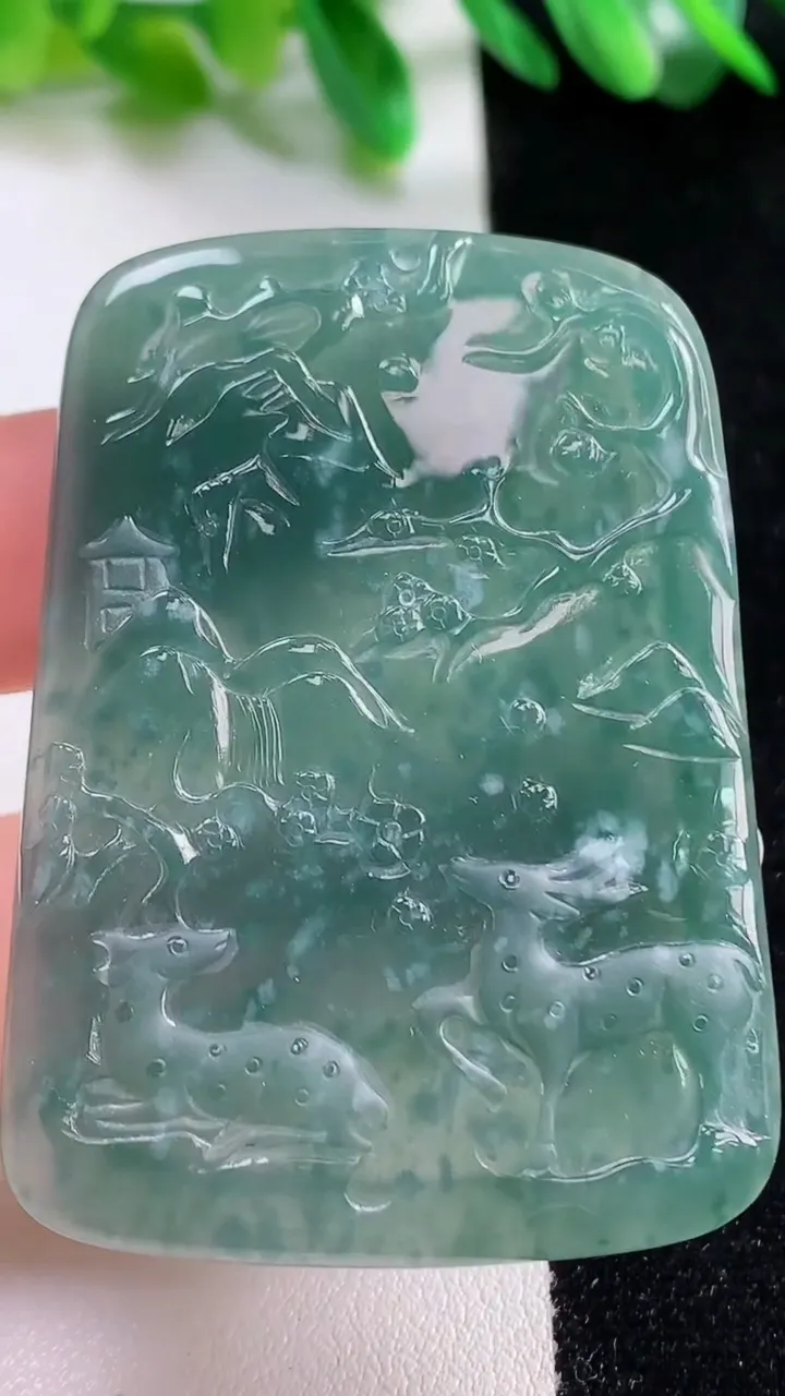 天然A货翡翠蓝水梅花鹿吊坠，尺寸54.8-39.3-3.8，重:19.25g
10月28日