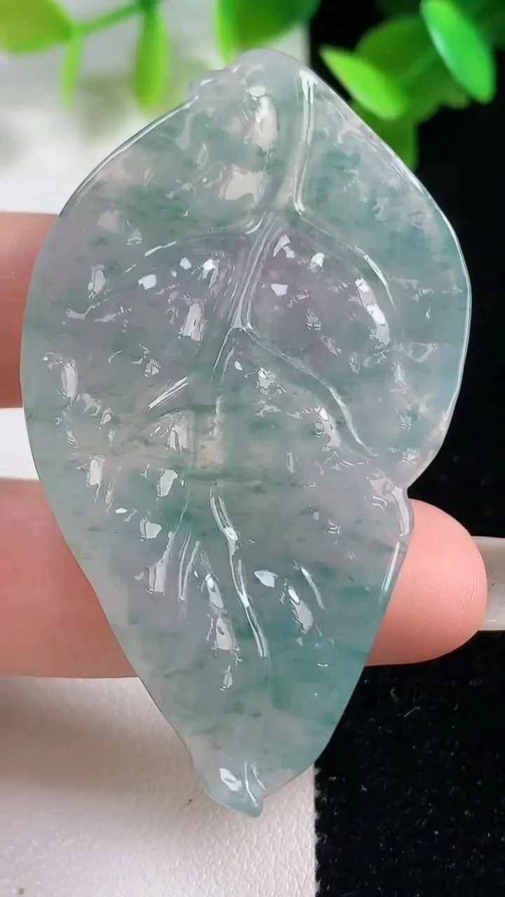 天然A货翡翠冰种飘花树叶吊坠，尺寸58.2-33.2-6.4，重量:16.85g
10月28日