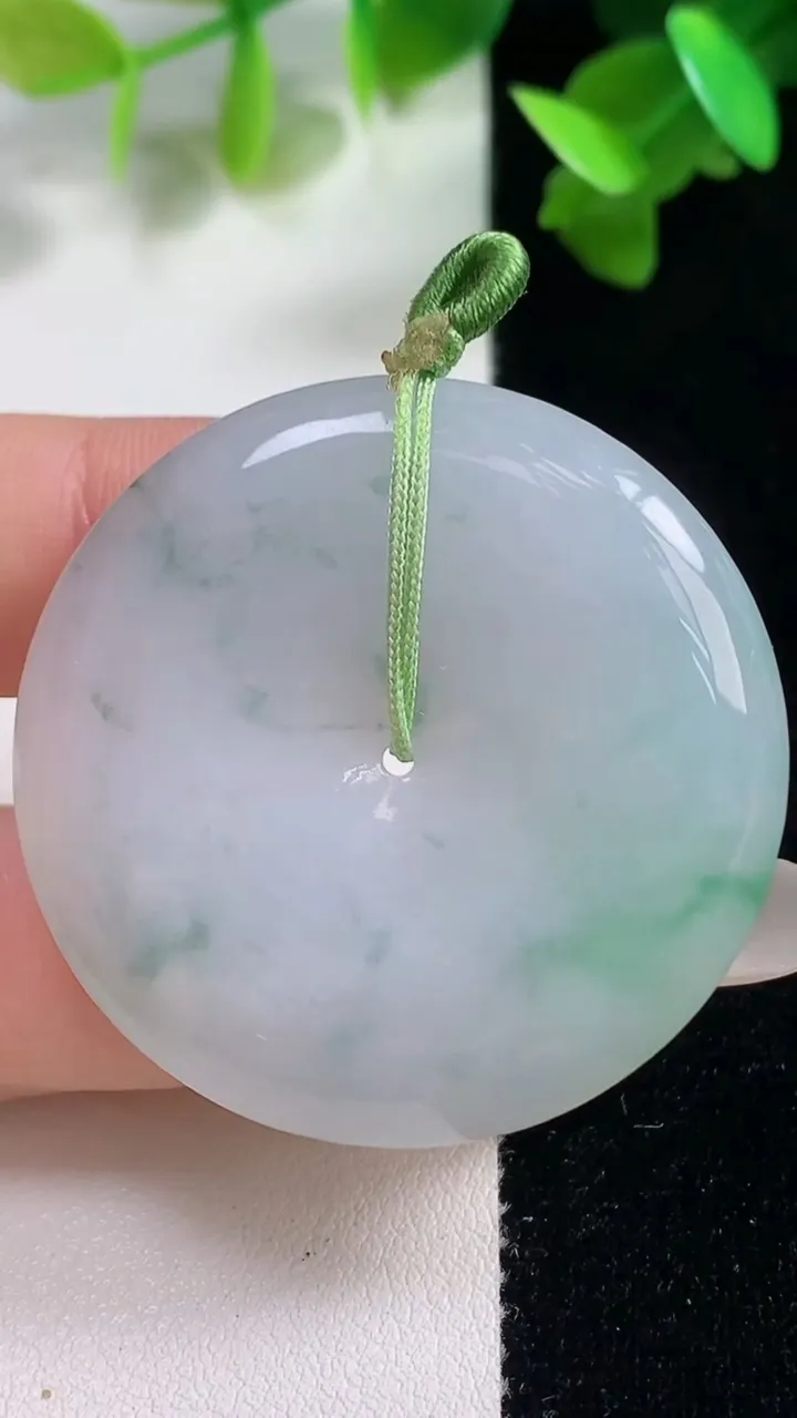 天然A货翡翠平安扣吊坠，尺寸40.2-6.7，重量:23.80g
10月28日