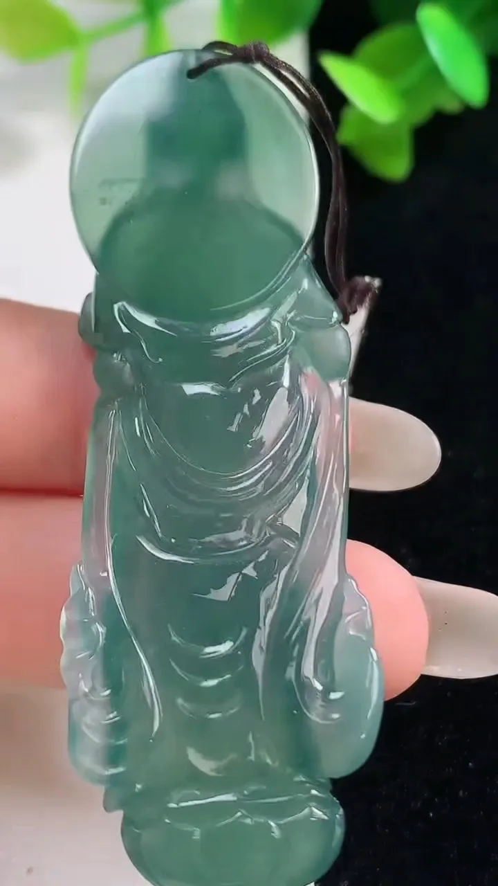 天然A货翡翠蓝水大势至菩萨吊坠，尺寸67-22.8-6，重量:18.05g
10月28日