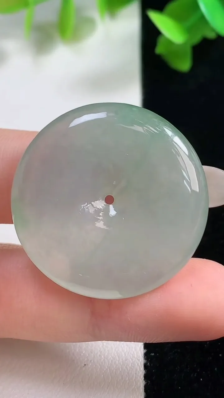 天然A货翡翠平安扣吊坠，尺寸31.6-5.7，重量:12.69g
10月28日