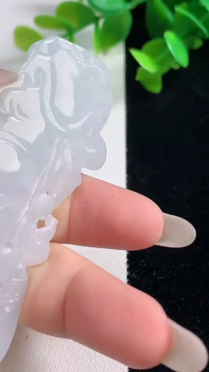 天然A货翡翠御龙关公吊坠，尺寸70.8-44.8-5.3，重量:25.68g
10月28日