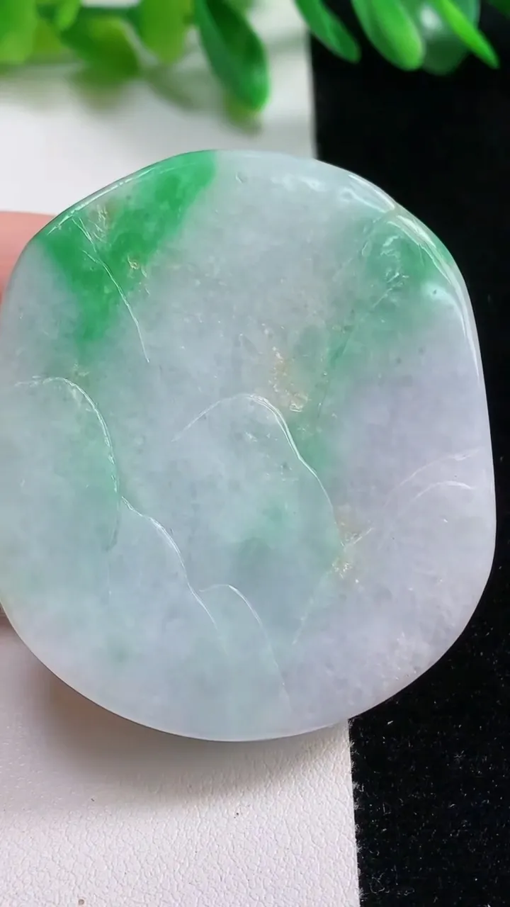 天然A货翡翠山水牌吊坠，尺寸53.5-47-13，重:66.00g
10月28日