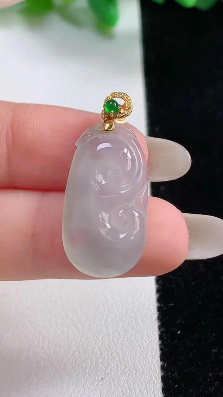 天然A货翡翠如意吊坠，尺寸28.6-13.4-4，重:3.01g
10月28日