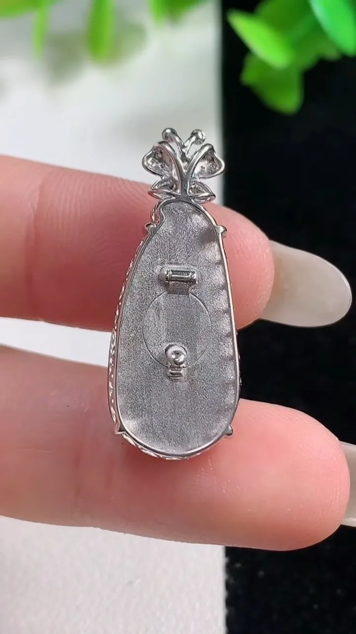 天然A货翡翠福豆吊坠，尺寸23-11.7-5.2，重量:2.58g
10月28日