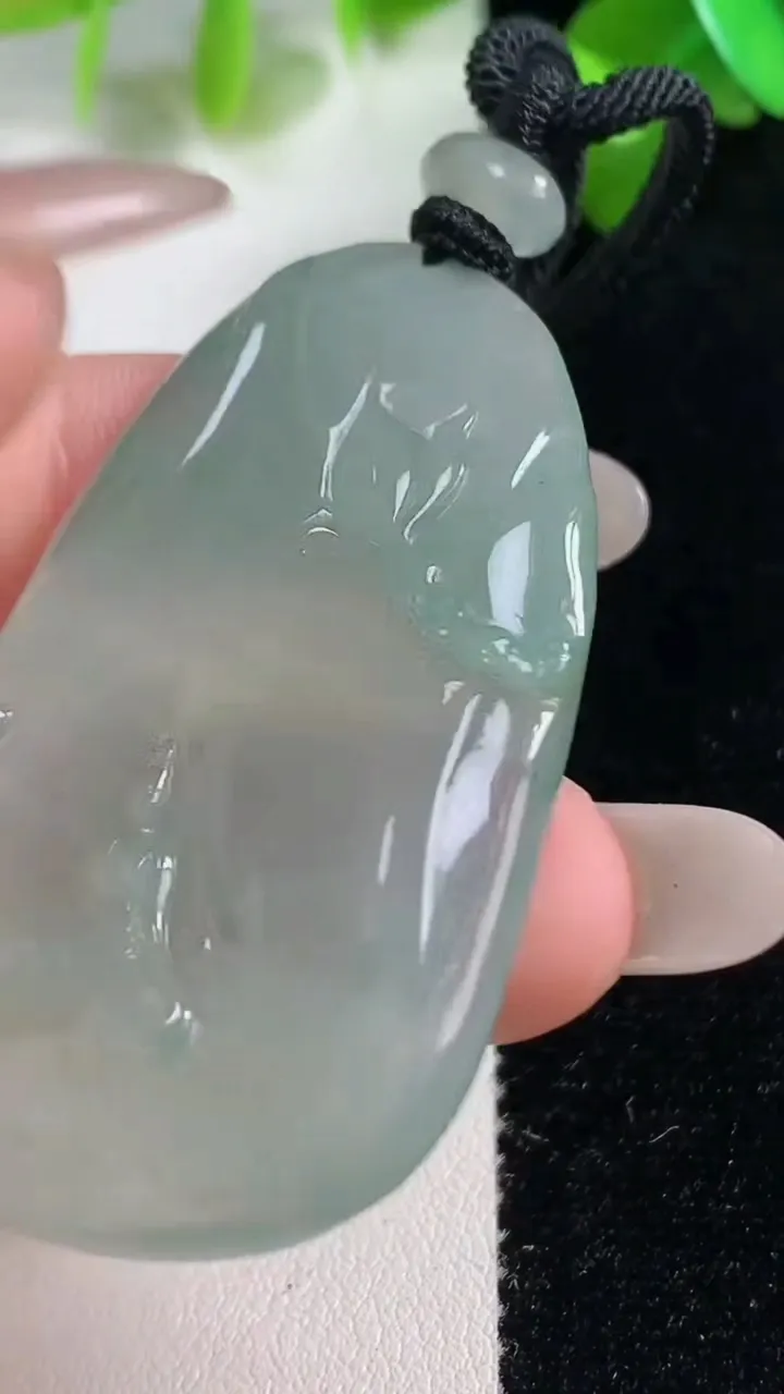 天然A货翡翠无相观音吊坠，尺寸49.6-30.6-4.9，重量:20.92g
10月28日