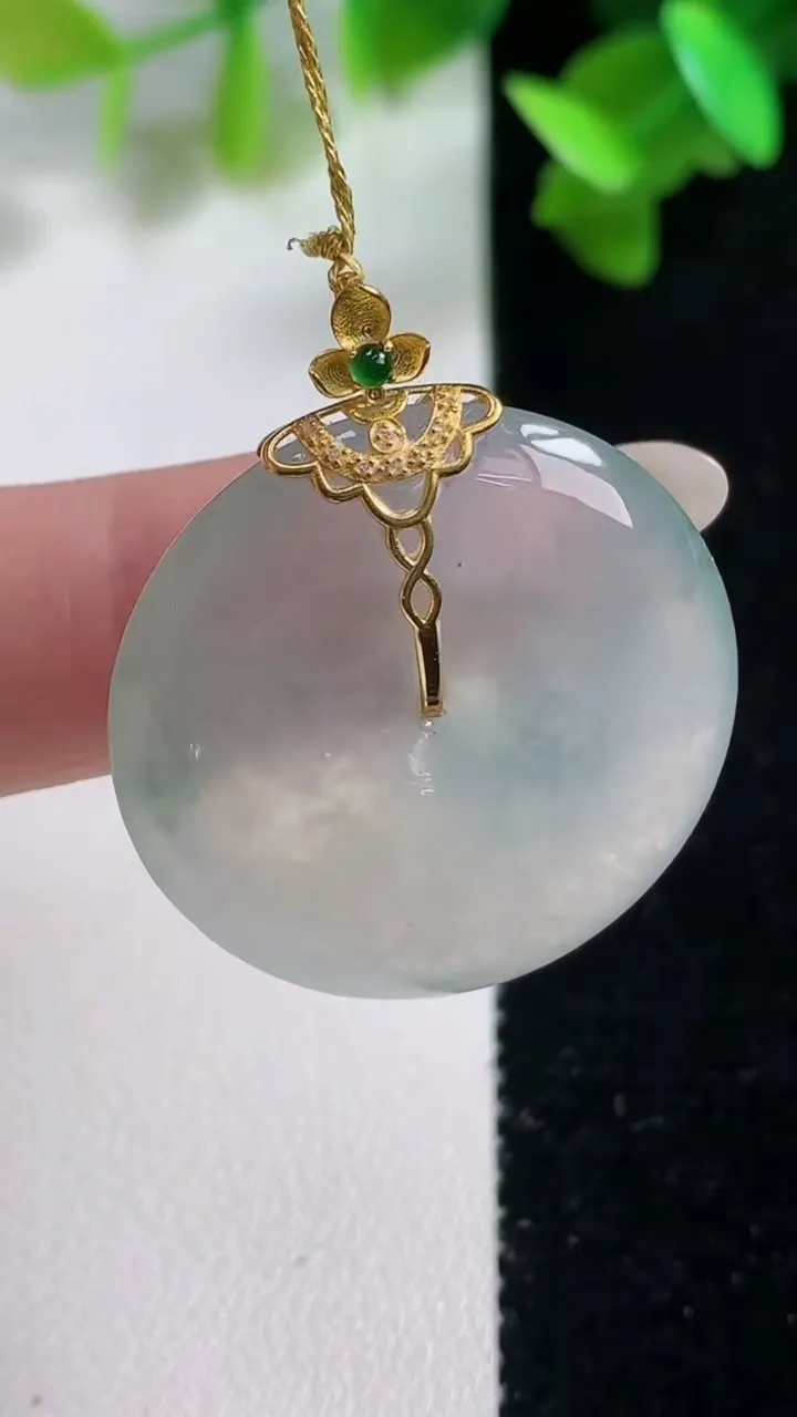 天然A货翡翠种飘花平安扣吊坠，尺寸27.9-6，重量:10.62g
10月28日