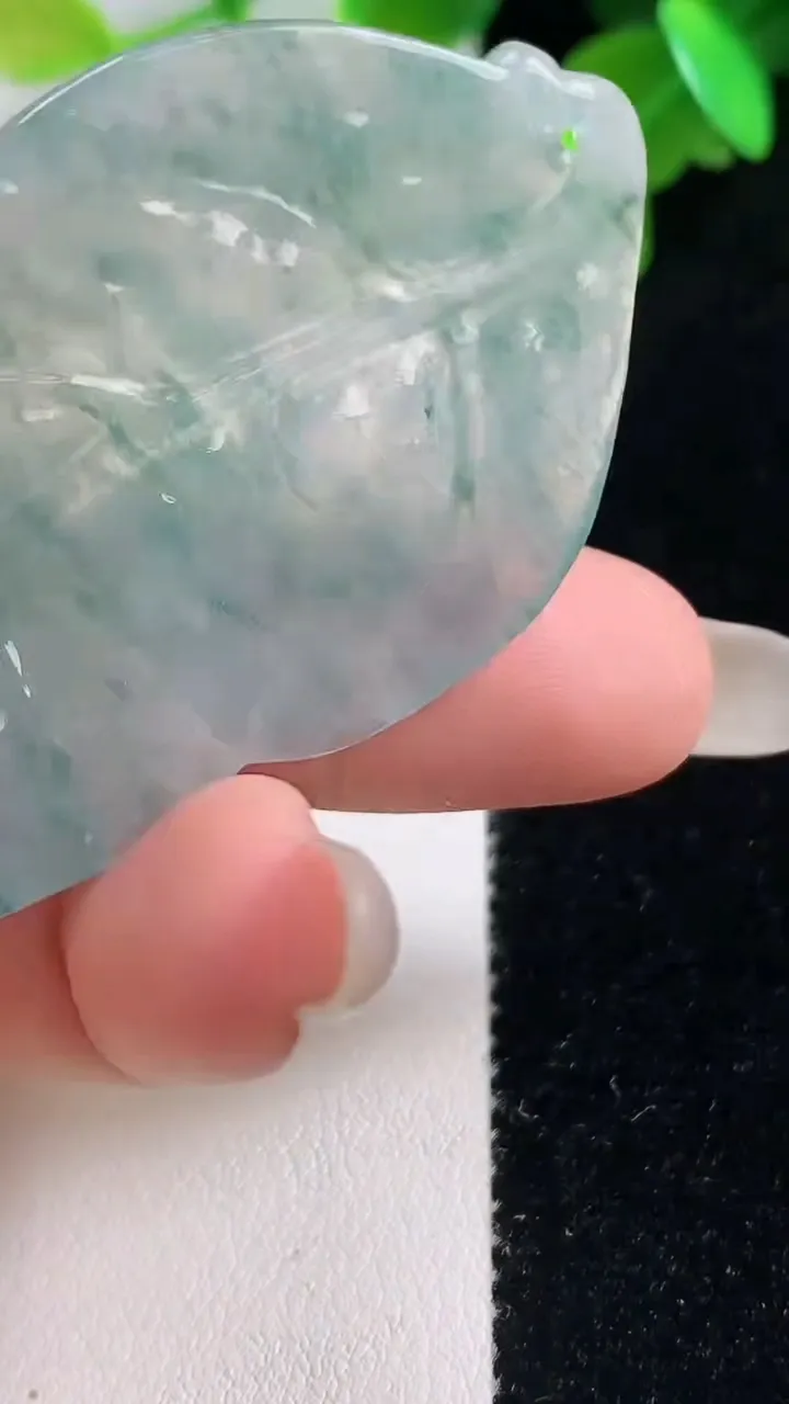 天然A货翡翠冰种飘花树叶吊坠，尺寸58.2-33.2-6.4，重量:16.85g
10月28日