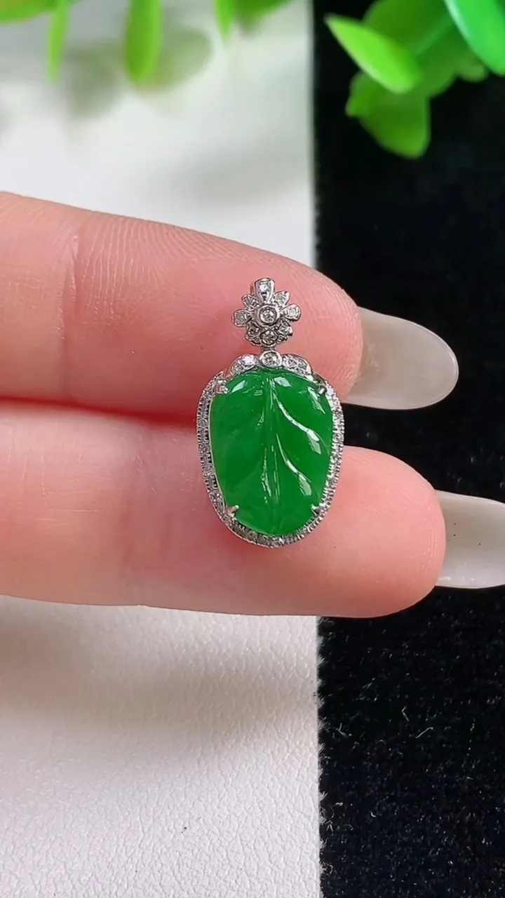 天然A货翡翠金枝玉叶 叶子吊坠，尺寸19.6-10.2-4.8，裸石10.8-8.7重量1.40g
10月28日