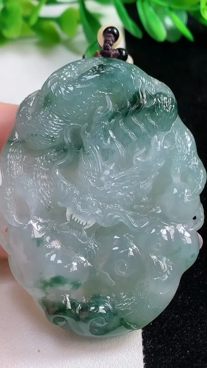 天然A货翡翠种飘花龙牌吊坠，尺寸67.5-50.8-12.2，重:75.65g
10月28日