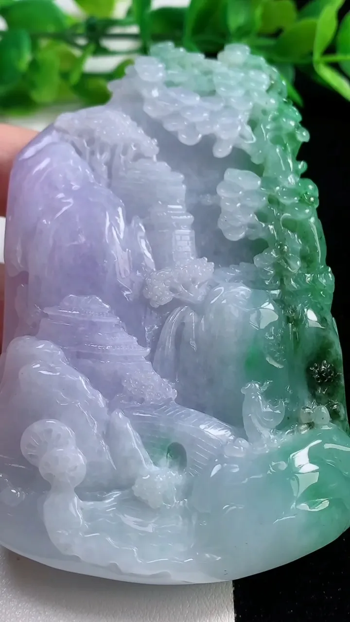 天然A货翡翠春带彩 紫罗兰山水牌吊坠，尺寸94-58-15，重:168.90g
10月28日