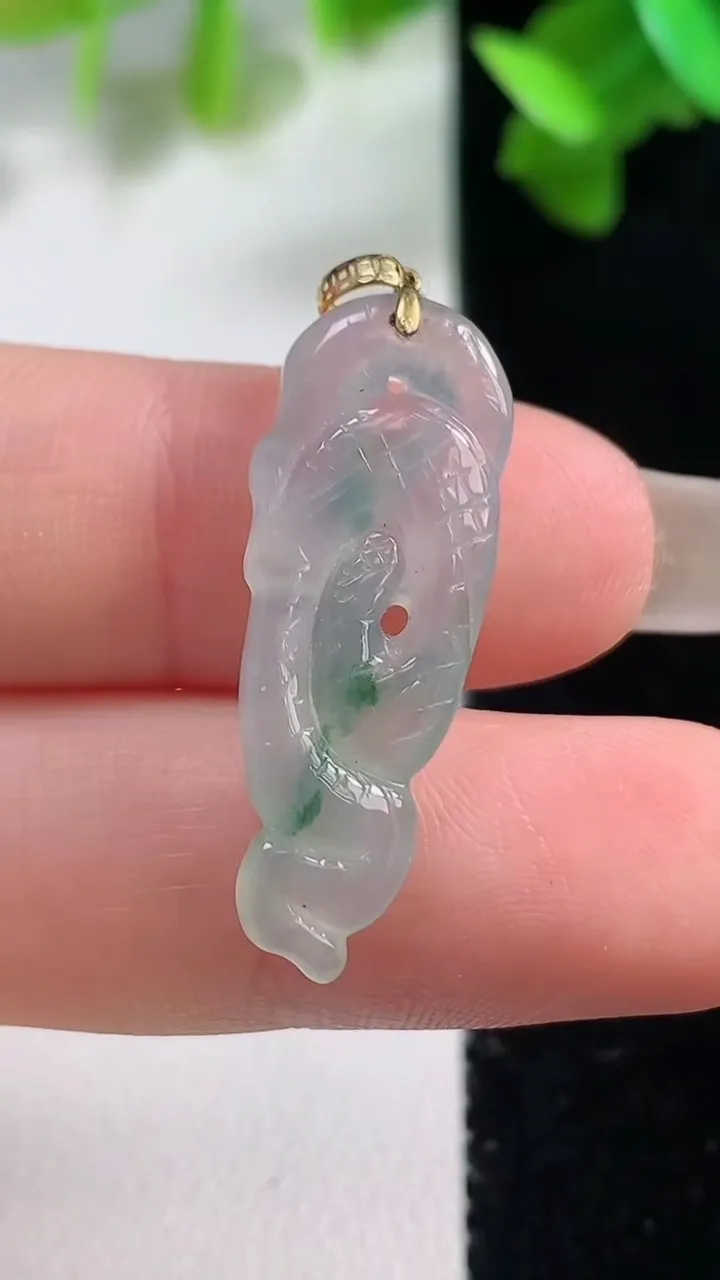 天然A货翡翠种飘花生肖蛇吊坠，尺寸28-10.4-4，重量:2.35g
10月28日