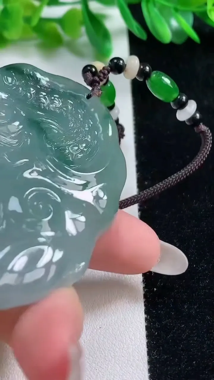 天然A货翡翠种飘花龙牌吊坠，尺寸67.5-50.8-12.2，重:75.65g
10月28日