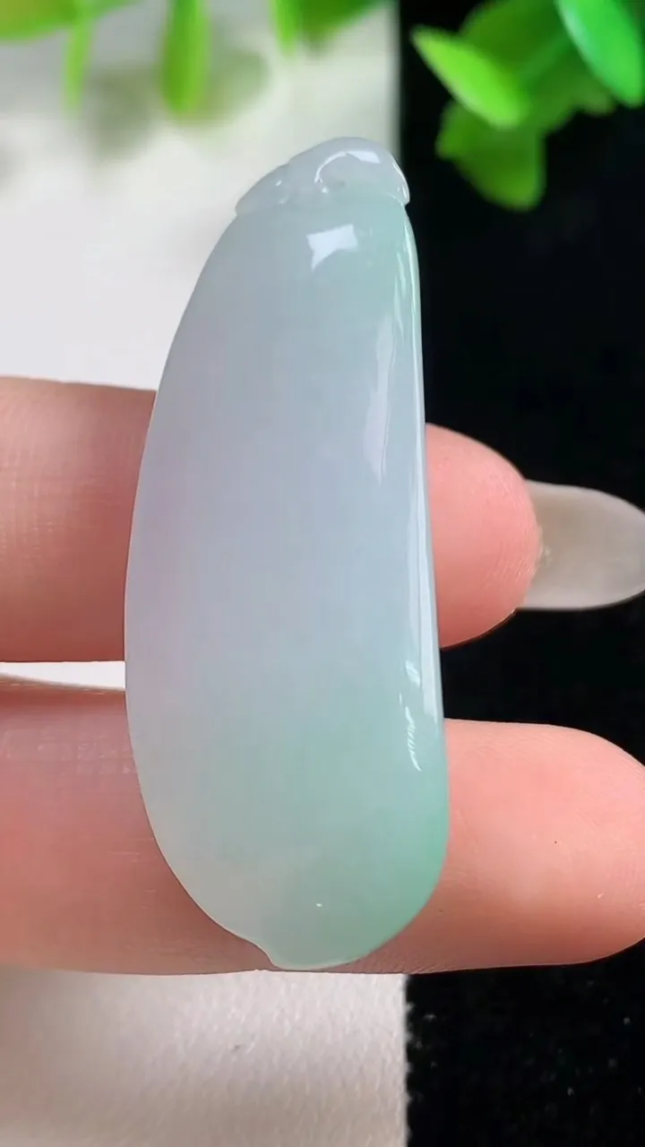 天然A货翡翠福瓜吊坠，尺寸44-16.7-10.4，重量:13.74g
10月28日