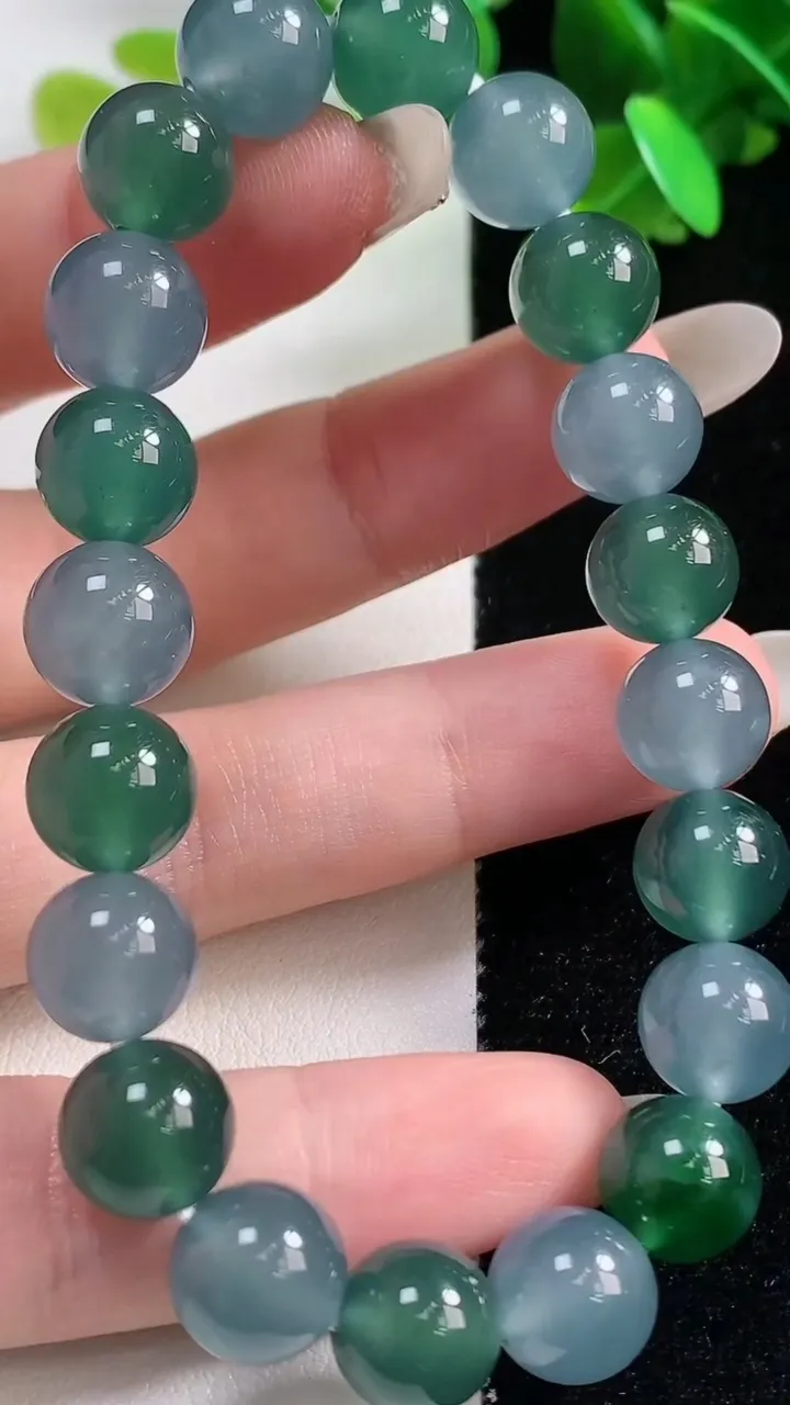 天然A货翡翠圆珠手串，尺寸9.5-20颗，重量:32.93g10月28日
工厂直销收藏佳品,种好水足，色泽均匀，有种有色，上手高大气！