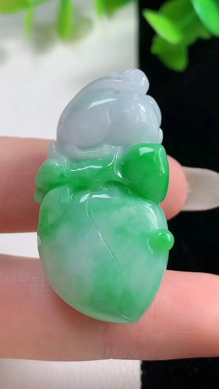 天然A货翡翠寿桃吊坠，尺寸38-19.6-14，重量:18.22g
10月28日