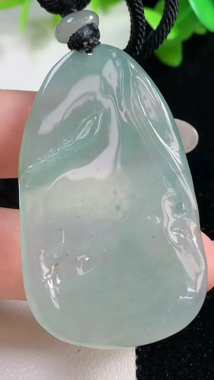 天然A货翡翠无相观音吊坠，尺寸49.6-30.6-4.9，重量:20.92g
10月28日