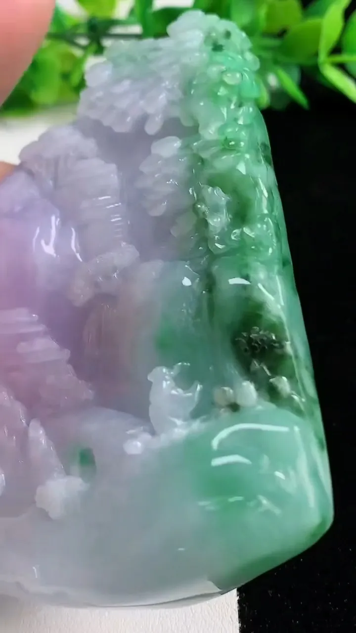 天然A货翡翠春带彩 紫罗兰山水牌吊坠，尺寸94-58-15，重:168.90g
10月28日