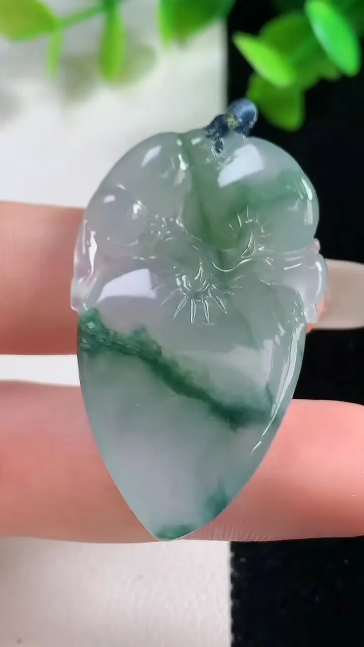 天然A货翡翠冰种飘花寿桃吊坠，尺寸40-23-6.5，重量:12.24g
10月28日