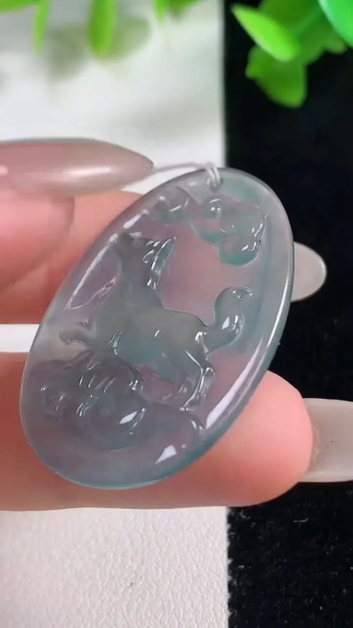天然A货翡翠生肖狗吊坠，尺寸37.7-24-2.5，重量:5.18g
10月28日