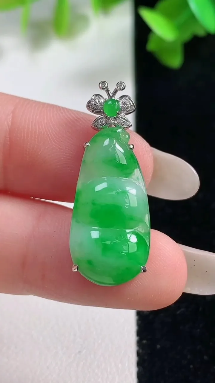 天然A货翡翠福豆吊坠，尺寸23-11.7-5.2，重量:2.58g
10月28日