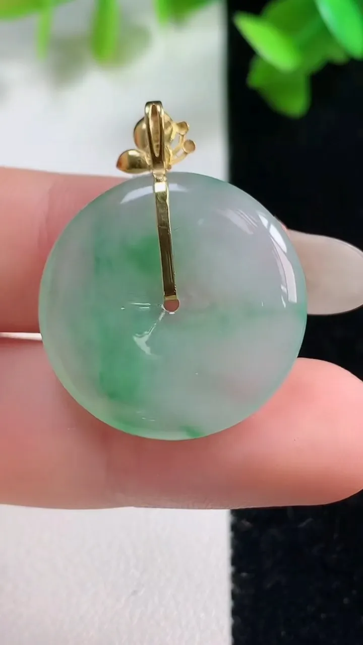 天然A货翡翠平安扣吊坠，尺寸23.6-4，重量:5.55g
10月28日