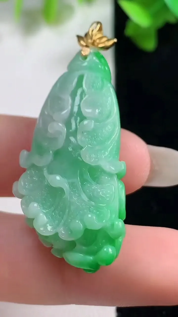 天然A货翡翠白菜吊坠，尺寸38.2-19.2-10，重量:11.24g
10月28日
