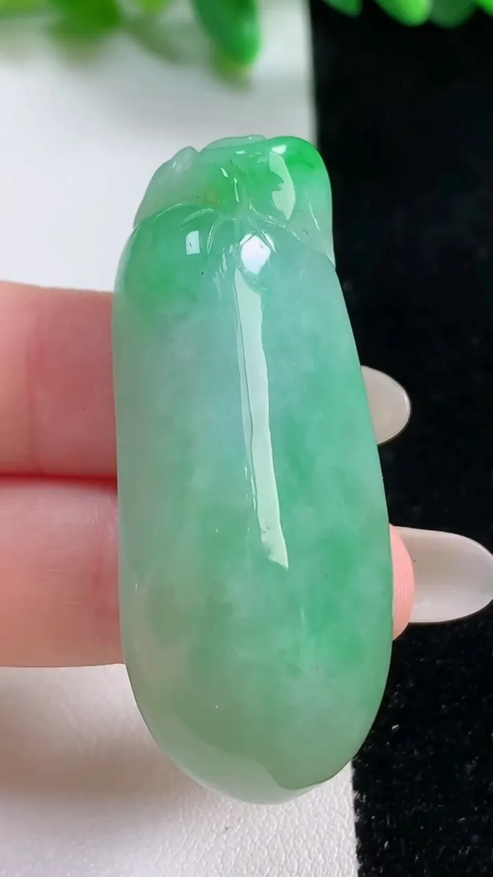 天然A货翡翠福瓜吊坠，尺寸50-20.8-12.8，重:23.20g
10月28日
