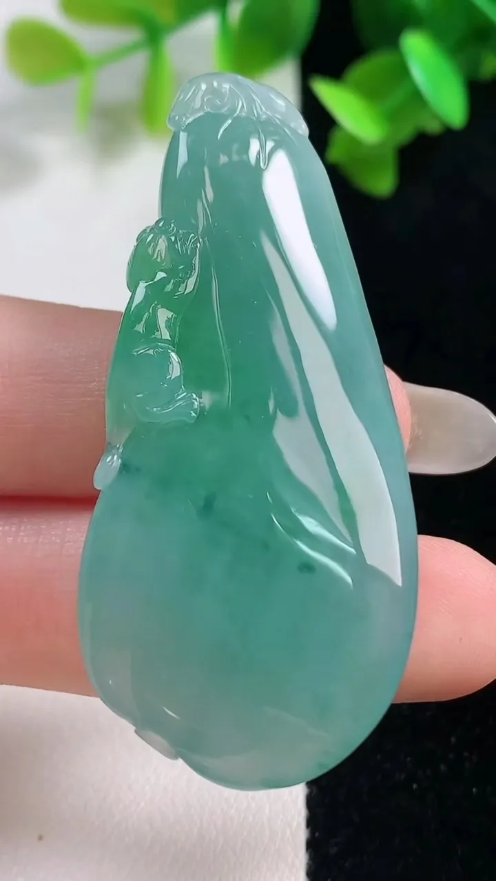 天然A货翡翠福瓜吊坠，尺寸54.3-24.4-8.9，重量:20.86g
10月28日