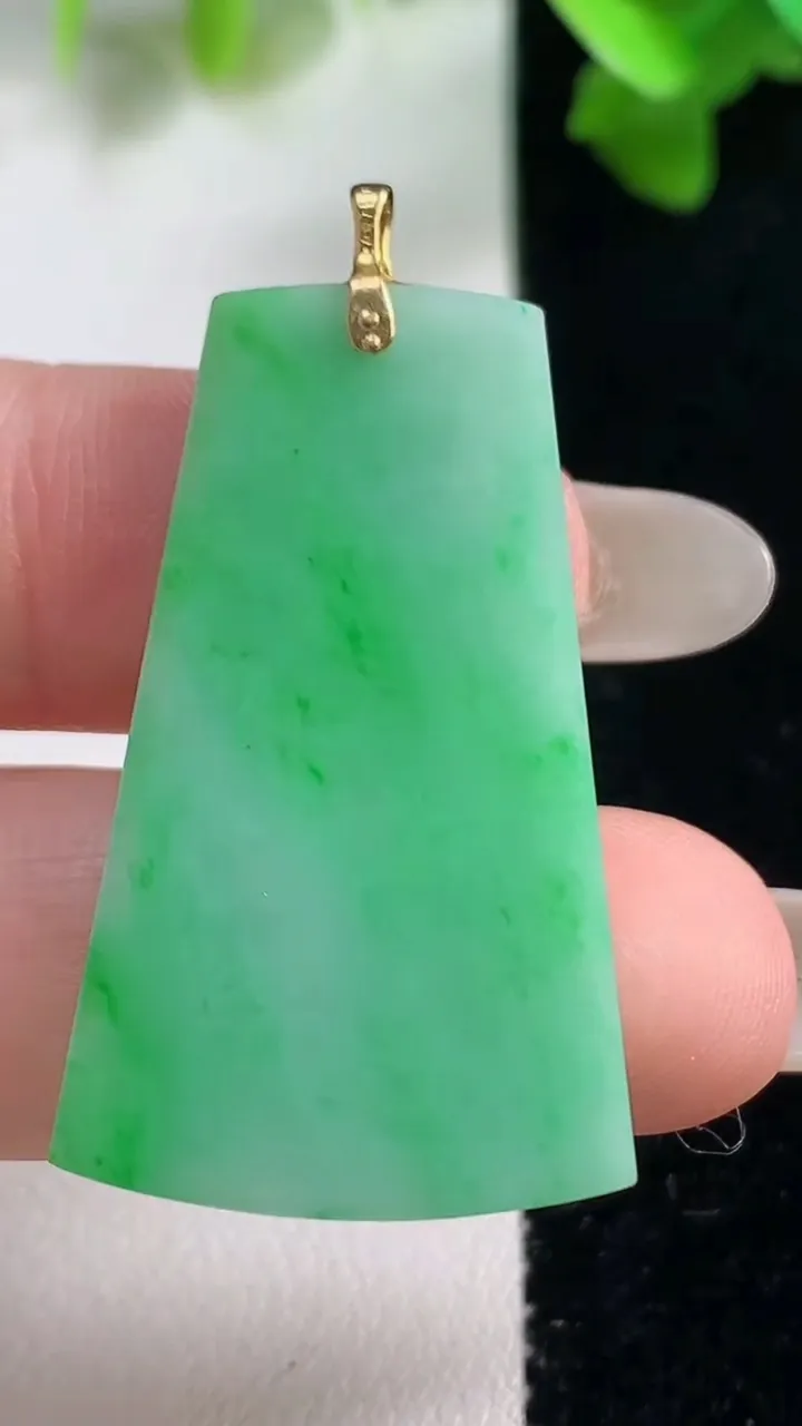 天然A货翡翠无事牌吊坠，尺寸36.4-22-2.5，重量:5.81g
10月28日