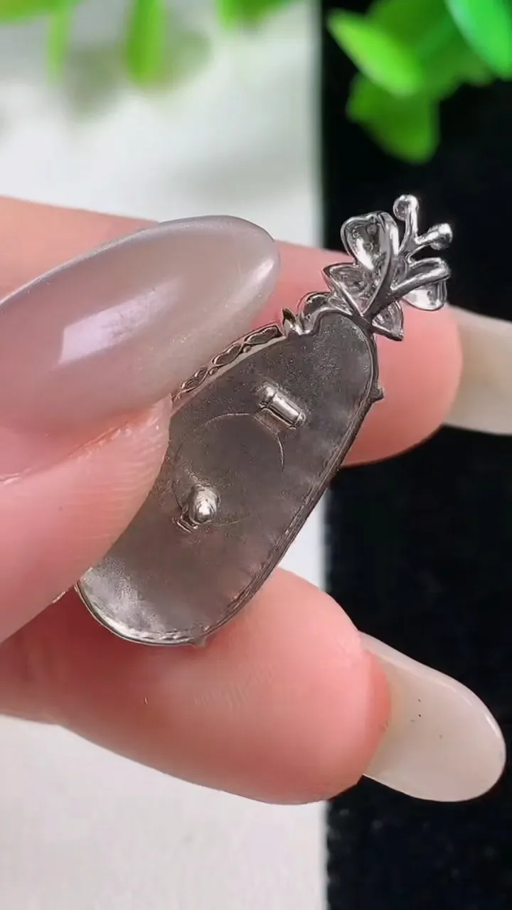 天然A货翡翠福豆吊坠，尺寸23-11.7-5.2，重量:2.58g
10月28日