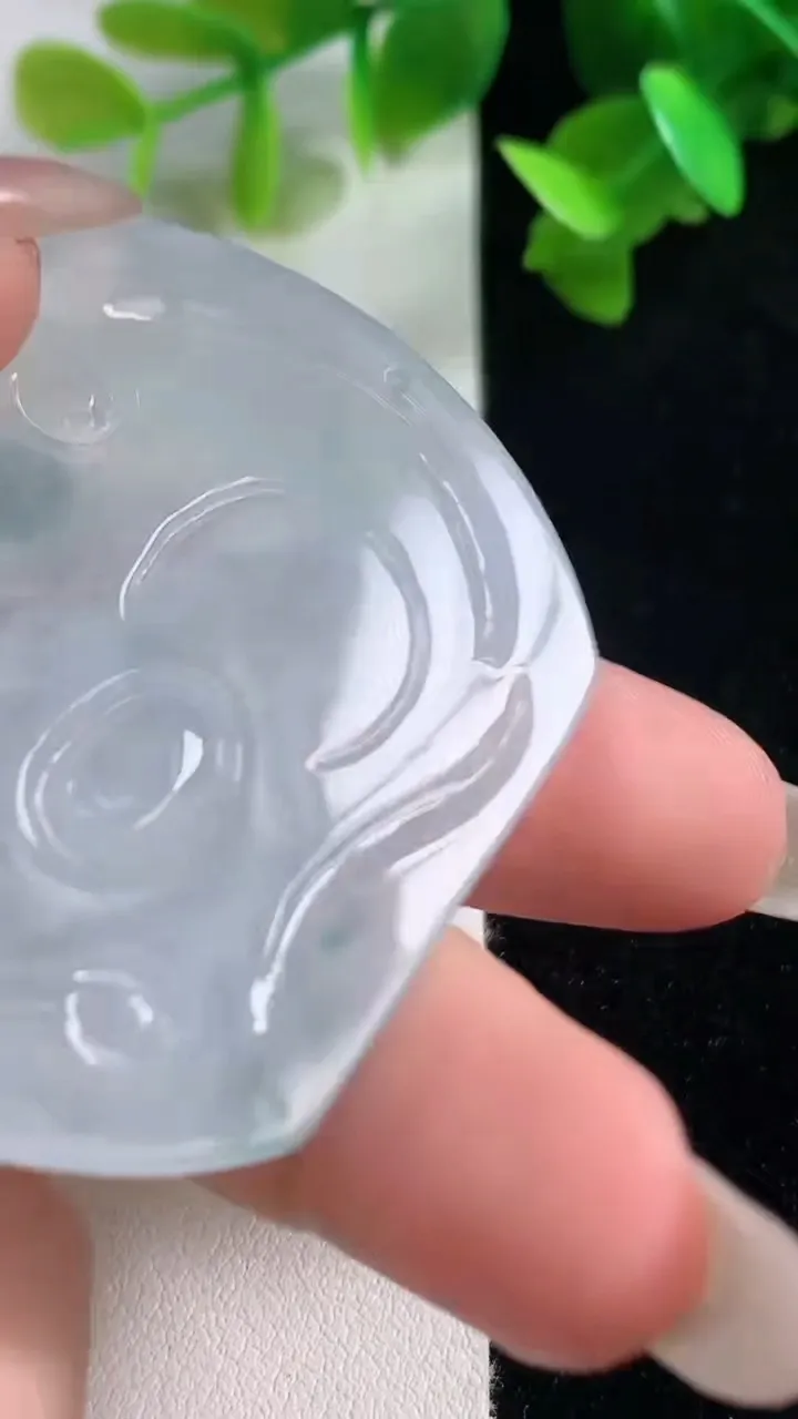 天然A货翡翠冰种飘花观音菩萨吊坠，尺寸51.4-42.2-5.3，重量:24.92g
10月28日