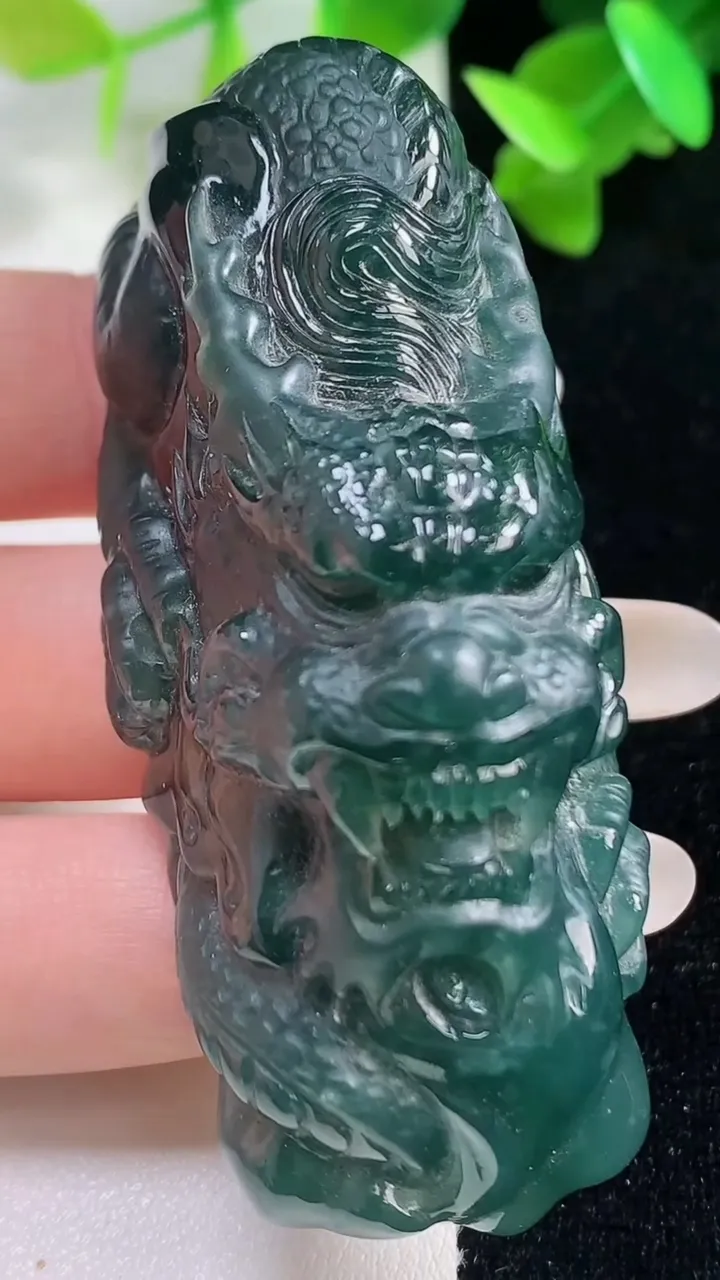 天然A货翡翠龙牌摆件，尺寸68.8-27.2-28，重量:84.69g
10月28日