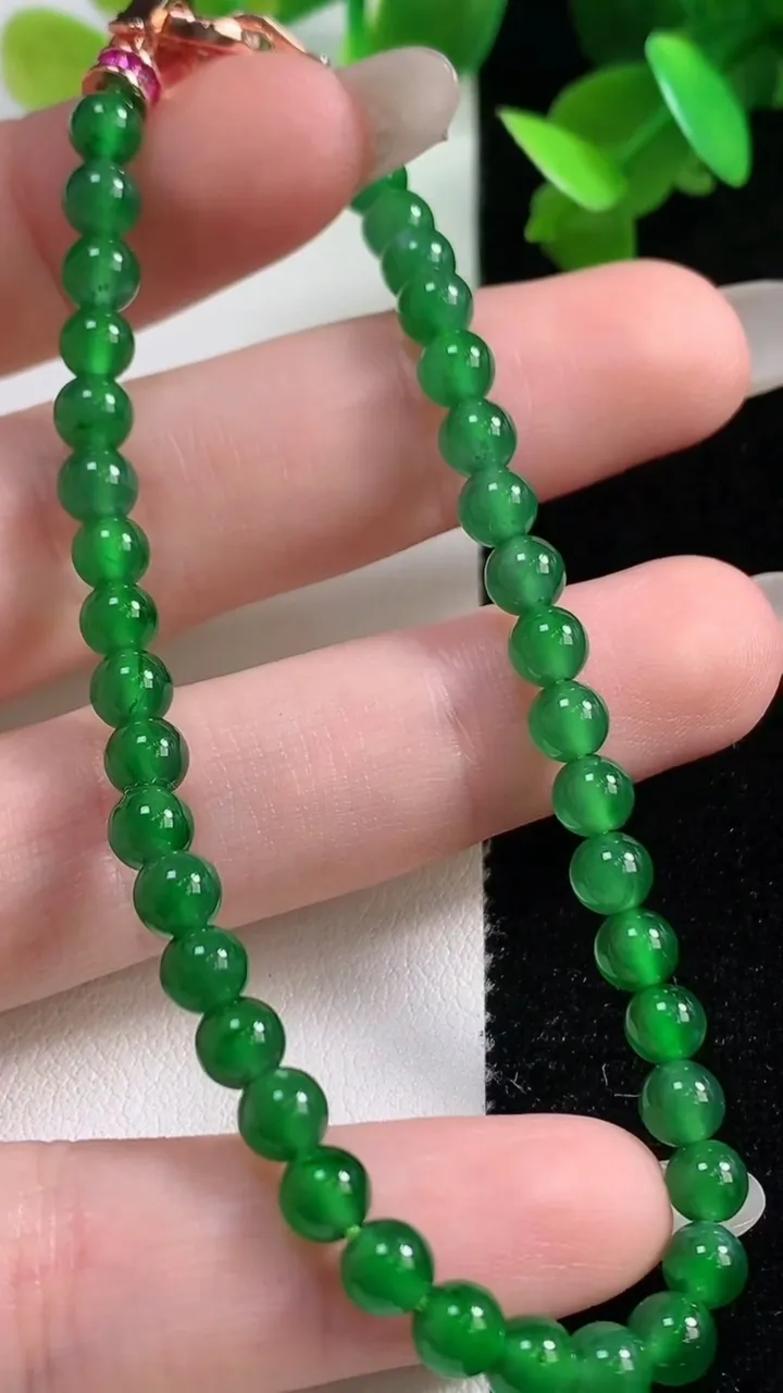天然A货翡翠圆珠手串，尺寸4.5-38颗，重量:9.41g10月28日
工厂直销收藏佳品,种好水足，色泽均匀，有种有色，上手高大气！