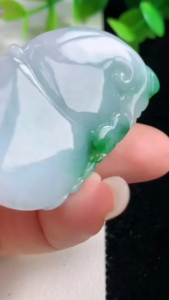 天然A货翡翠葫芦吊坠，尺寸47.3-30.4-11.8，重量:31.03g
10月28日