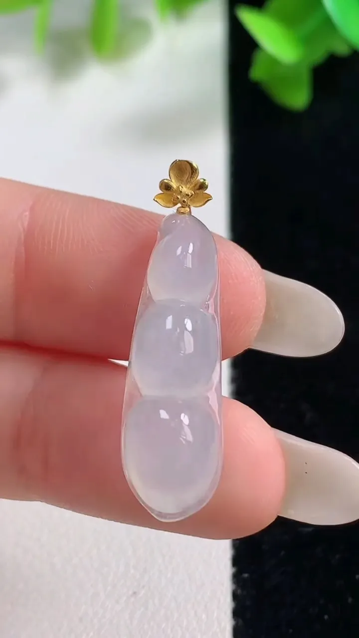 天然A货翡翠种白冰福豆吊坠，尺寸26.3-8.8-6.6，重量:2.70g
10月28日