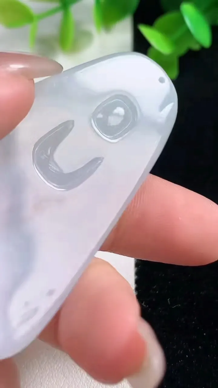 天然A货翡翠大日如来吊坠，尺寸63-36.1-6，重量:23.51g
10月28日