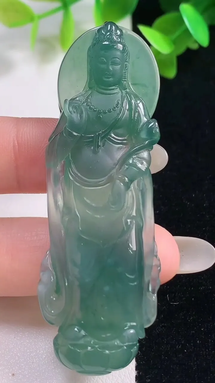 天然A货翡翠蓝水大势至菩萨吊坠，尺寸67-22.8-6，重量:18.05g
10月28日