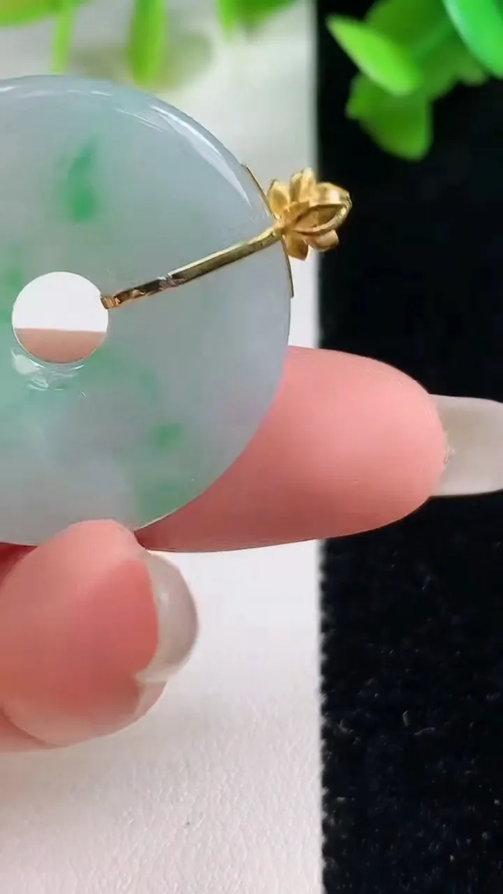 天然A货翡翠平安扣吊坠，尺寸31-3.9，重量:9.48g
10月28日